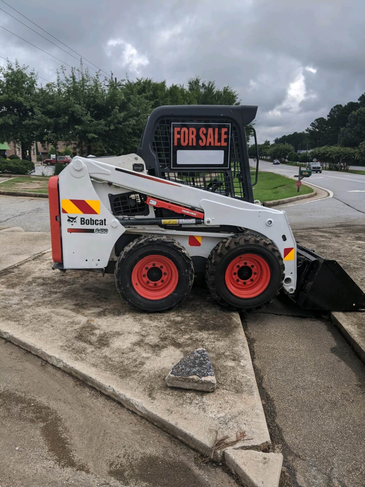 Earth Moving Equipment Excavator, Bobcat Skid Steer Loader Rental